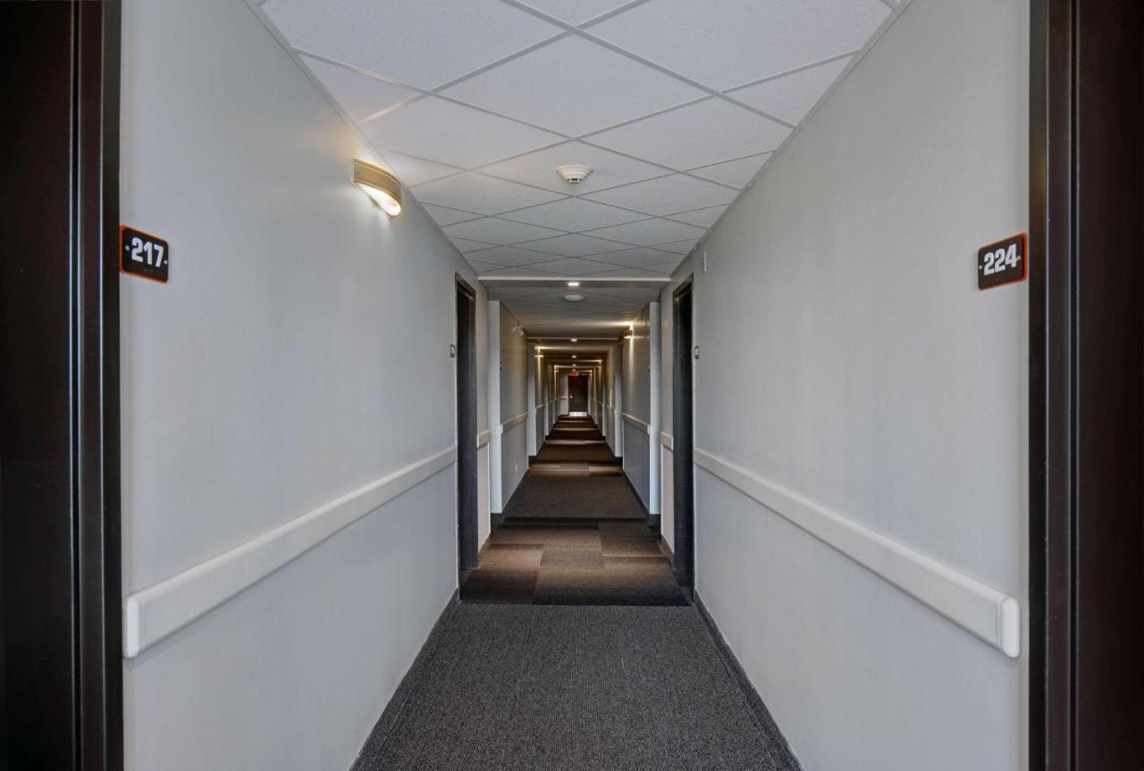 Motel 6 Airdrie Buitenkant foto
